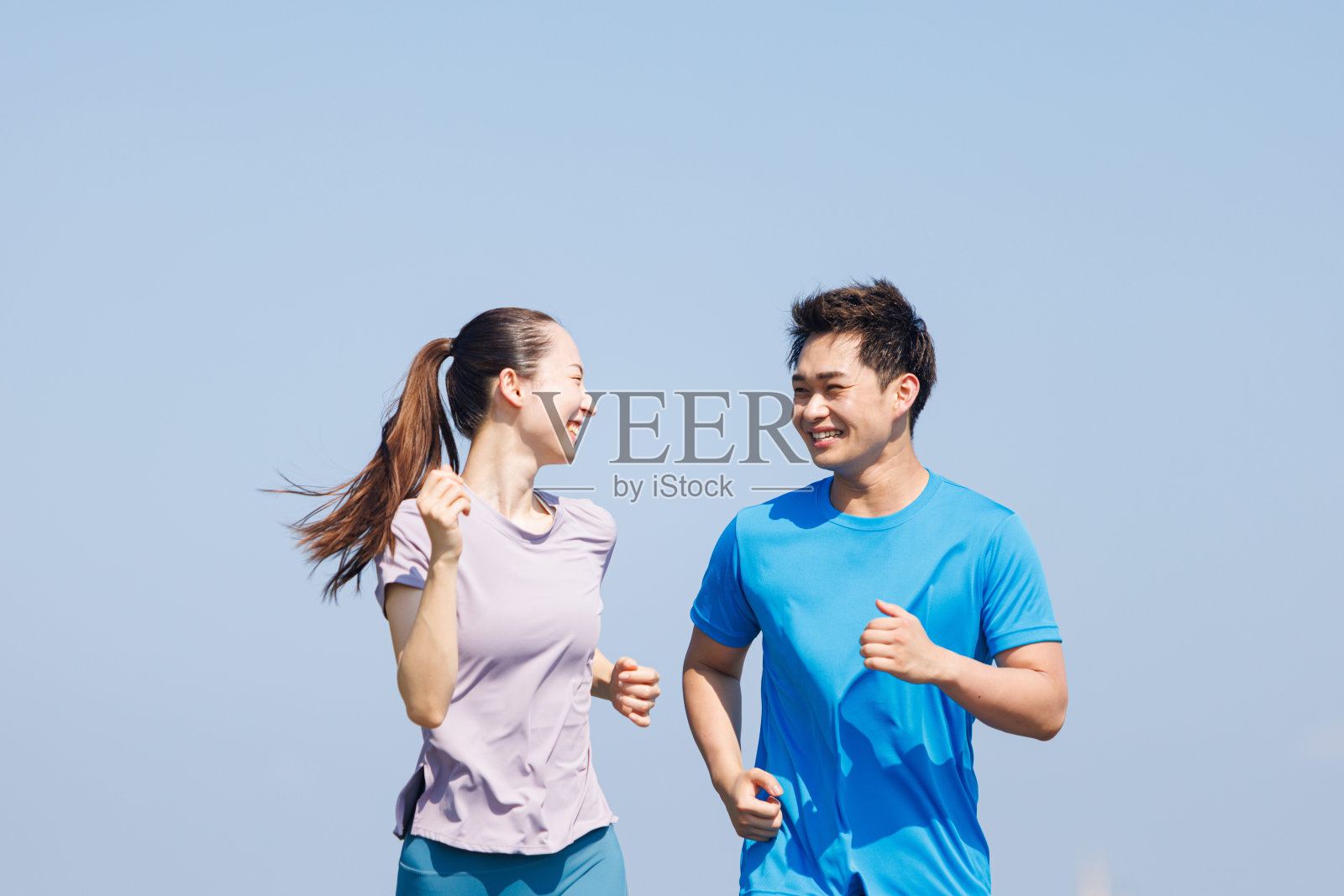 年轻的亚洲成年人在户外慢跑照片摄影图片