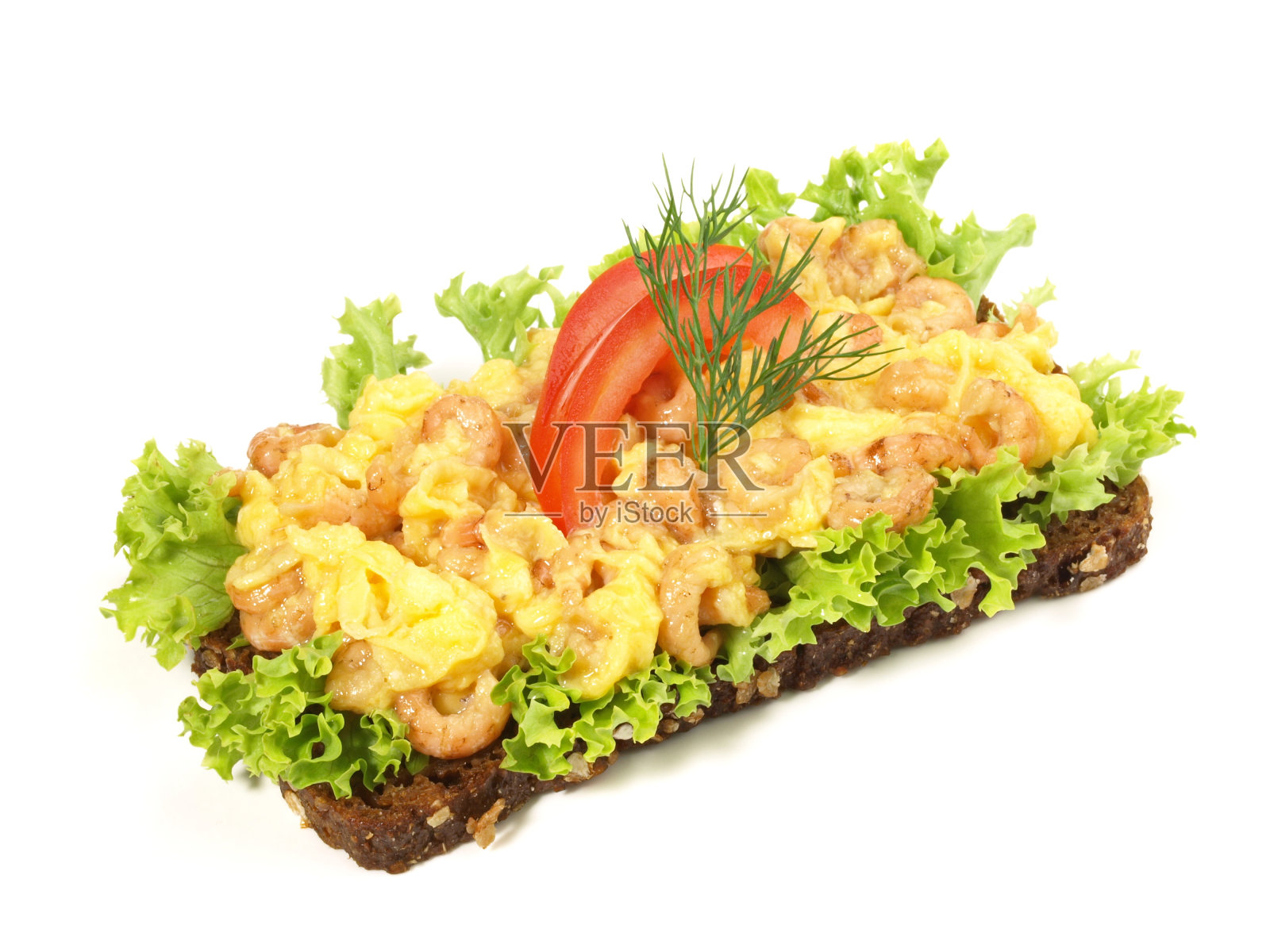 黑面包上的大西洋虾仁炒蛋-孤立照片摄影图片