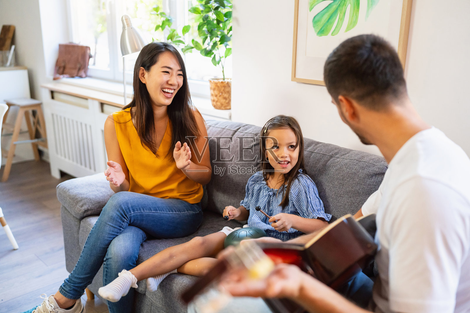 多种族父母教他们的女儿如何打舌鼓照片摄影图片