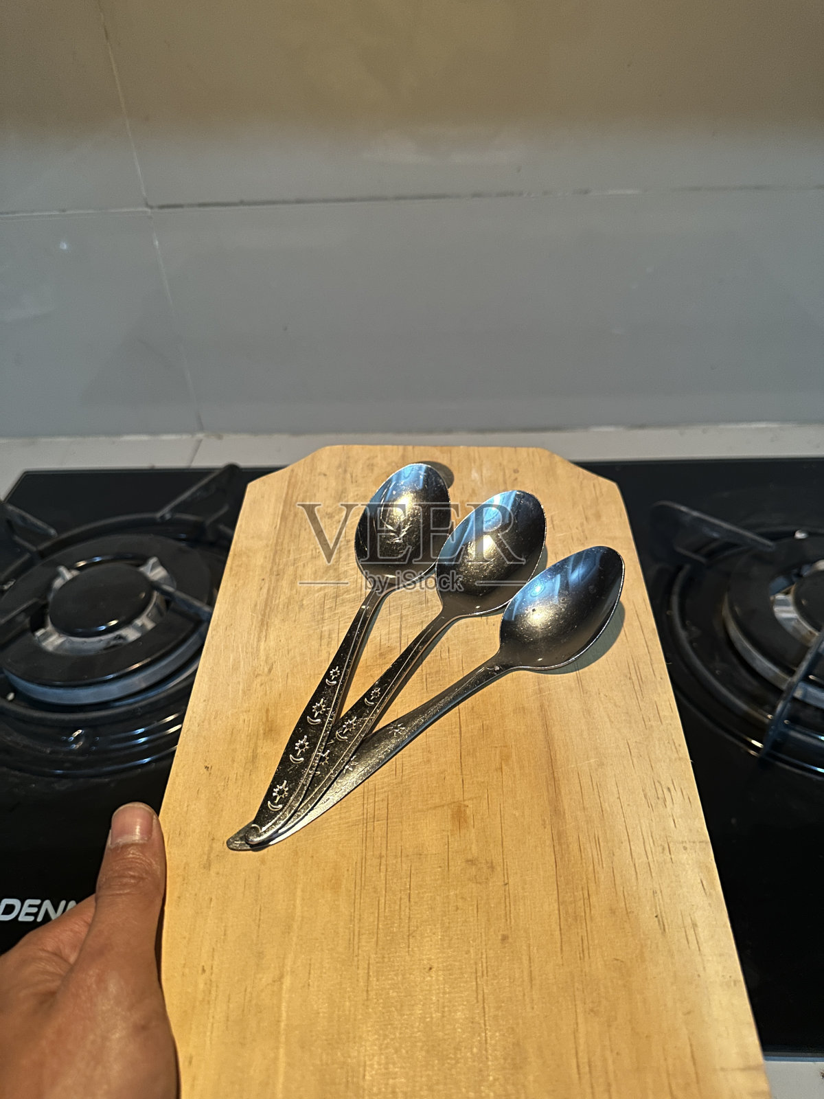 把勺子放在砧板上照片摄影图片