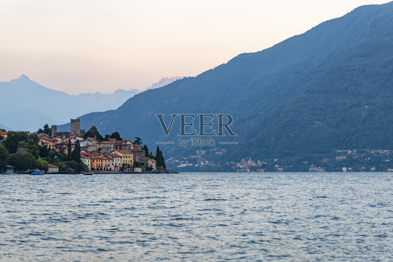 科莫湖上圣玛丽亚雷佐尼科村的景色照片摄影图片