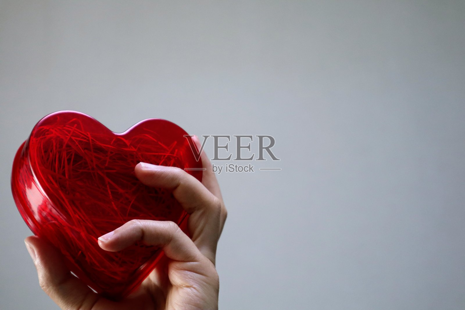 一个人抱着一颗心的特写照片摄影图片