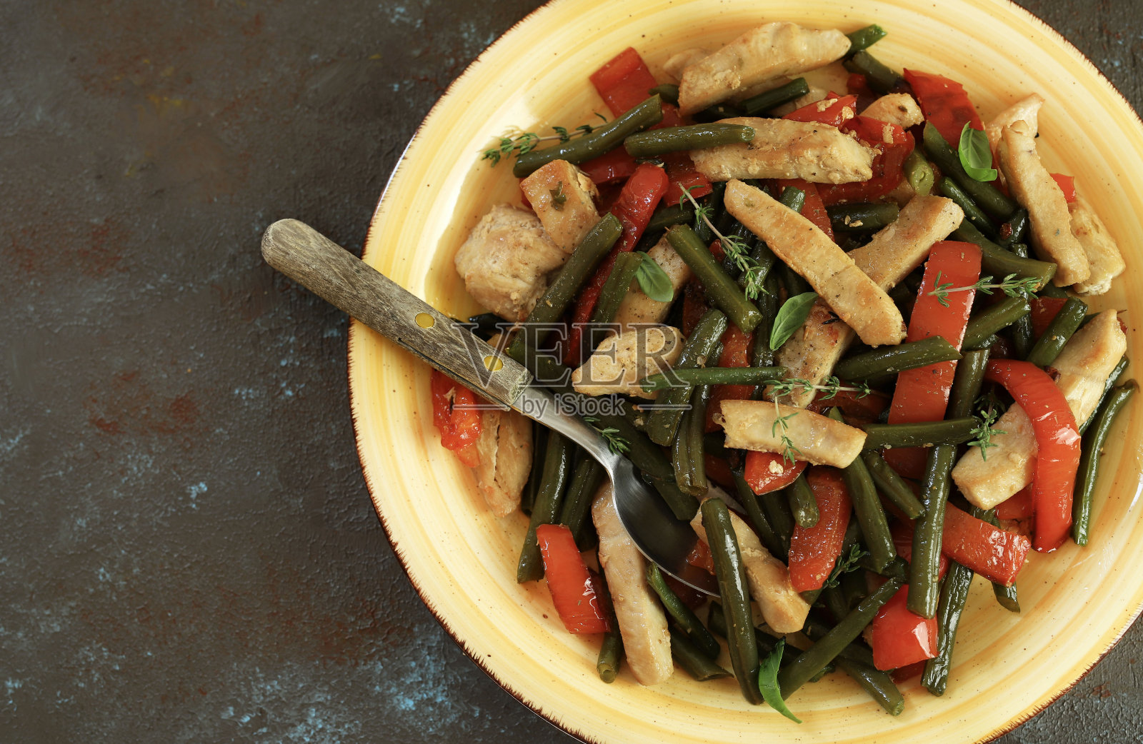 鸡肉，辣椒和青豆。照片摄影图片