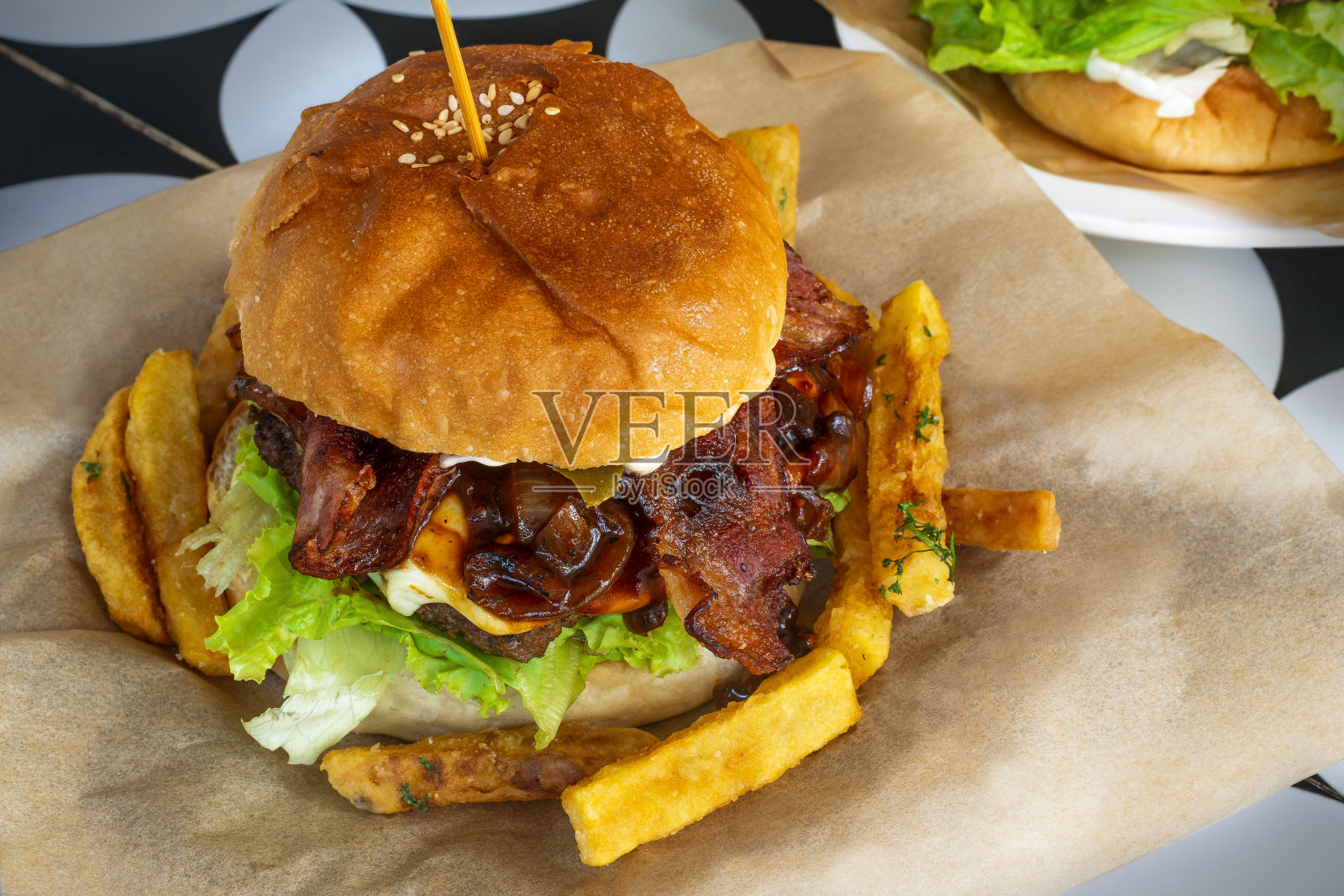 油腻，美味的灯塔和牛肉汉堡与薯条照片摄影图片