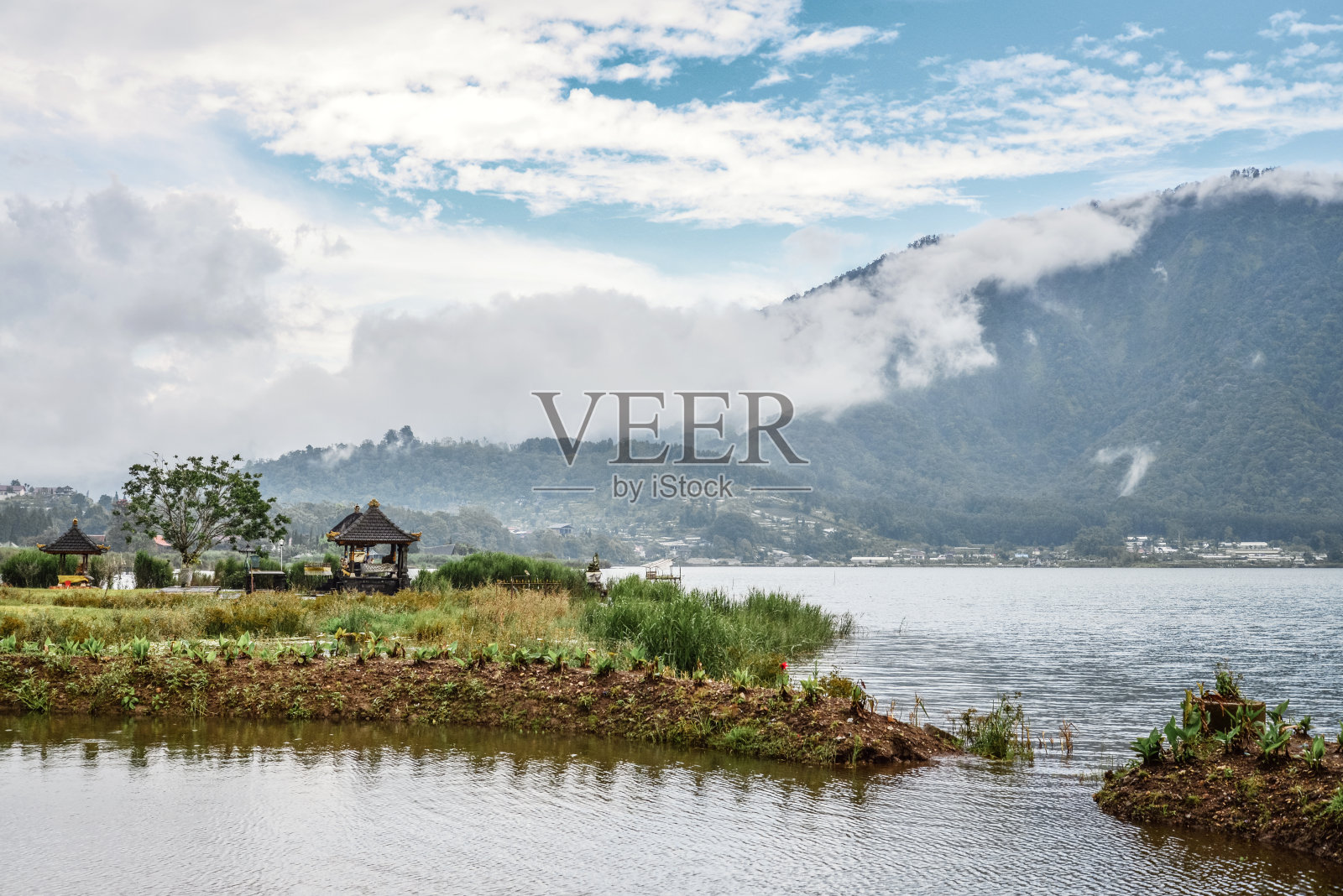 下雨天的湖边布拉坦照片摄影图片