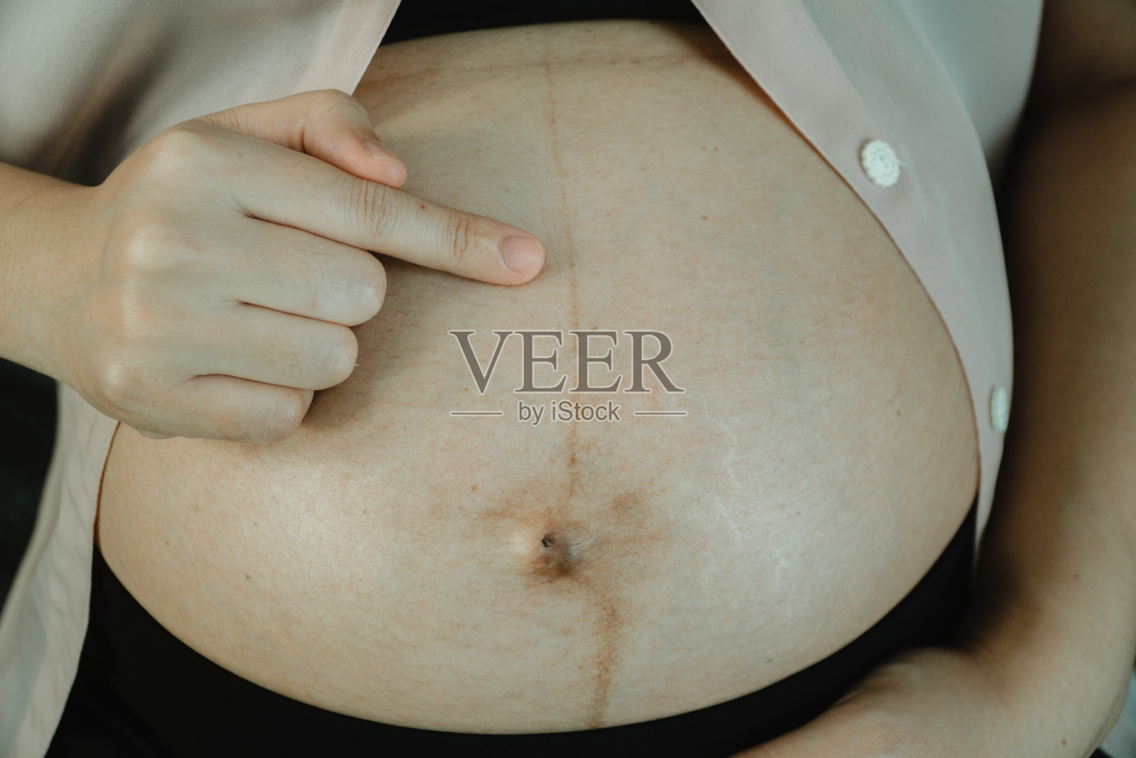 快乐的母亲等待着孩子出生的那一天。照片摄影图片