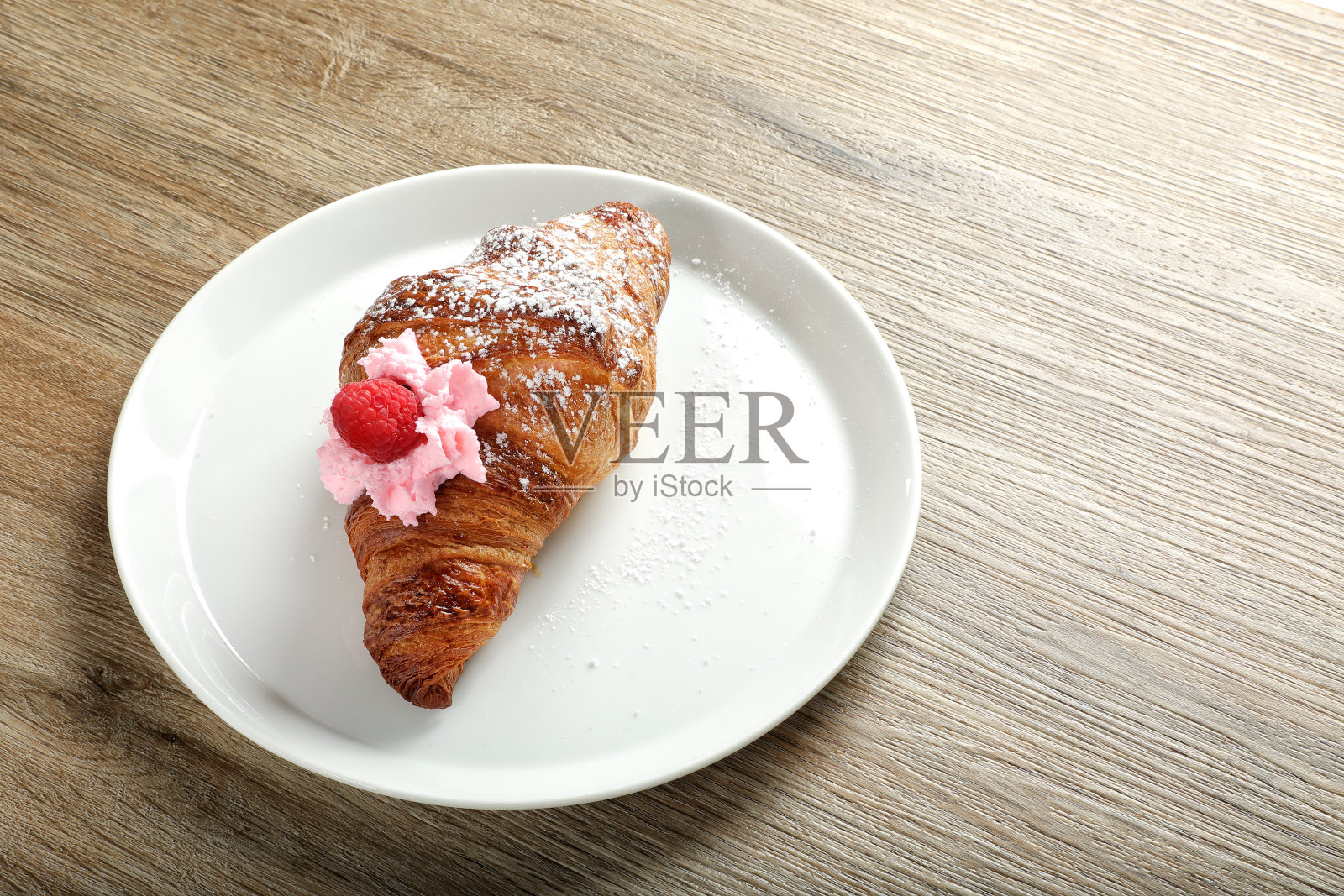 木桌子上的覆盆子羊角面包照片摄影图片