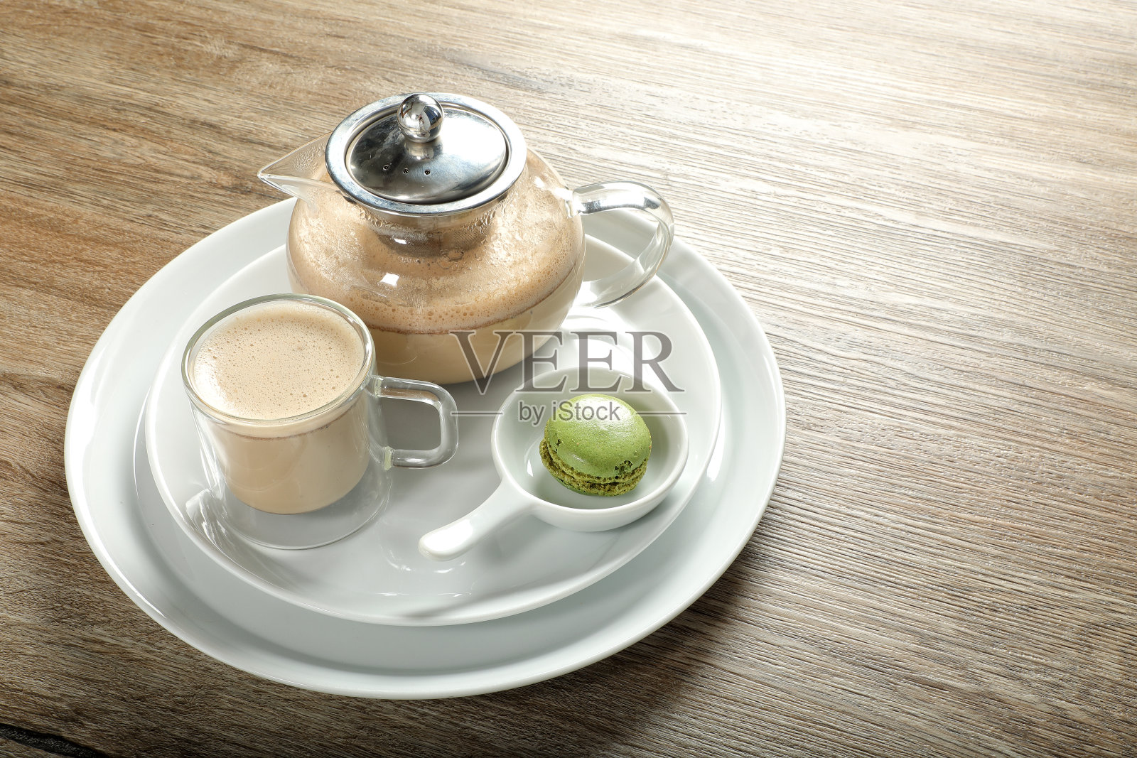 木桌子上的印度拿铁餐盘照片摄影图片