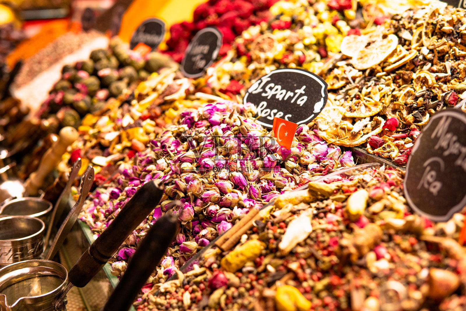 在伊斯坦布尔的埃及集市上，近距离观看各种草药茶照片摄影图片
