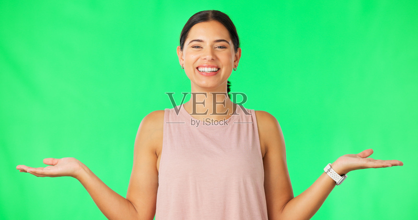 决定，比较和快乐的女人与模型工作室的选择，规模选择或掌上产品植入。肖像呈现，营销空间和女性平衡模型孤立在绿色背景上照片摄影图片