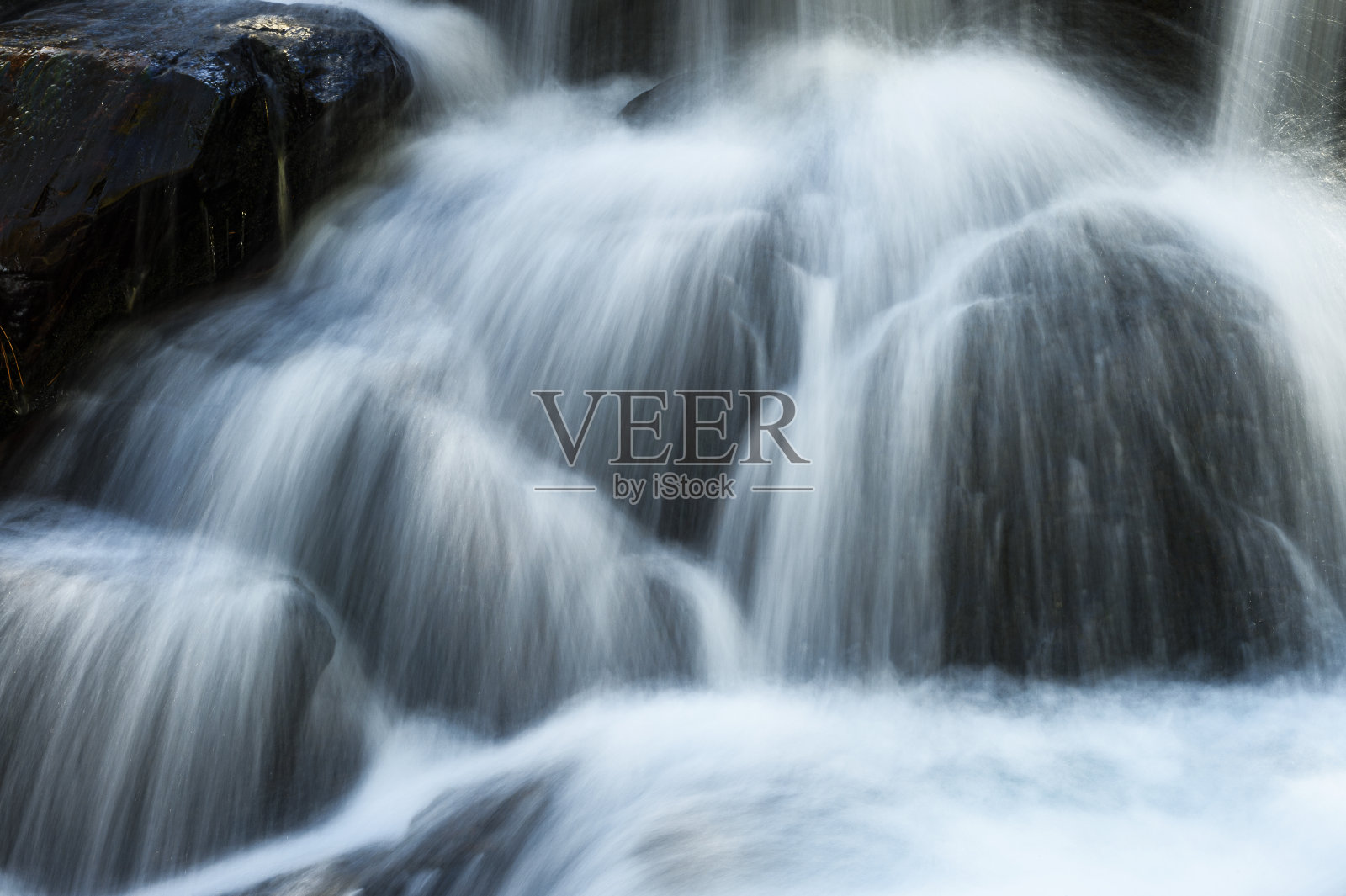 溪流在岩石上倾泻照片摄影图片