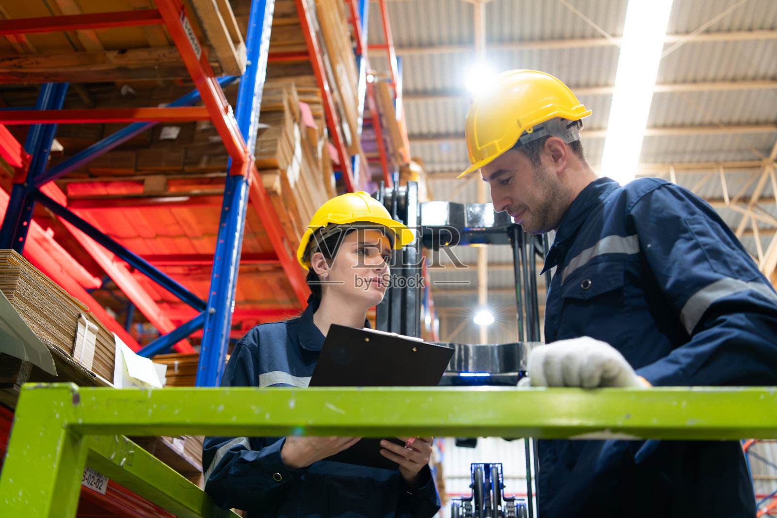 两个仓库工作人员一起在一个大的纸仓库使用平板电脑照片摄影图片