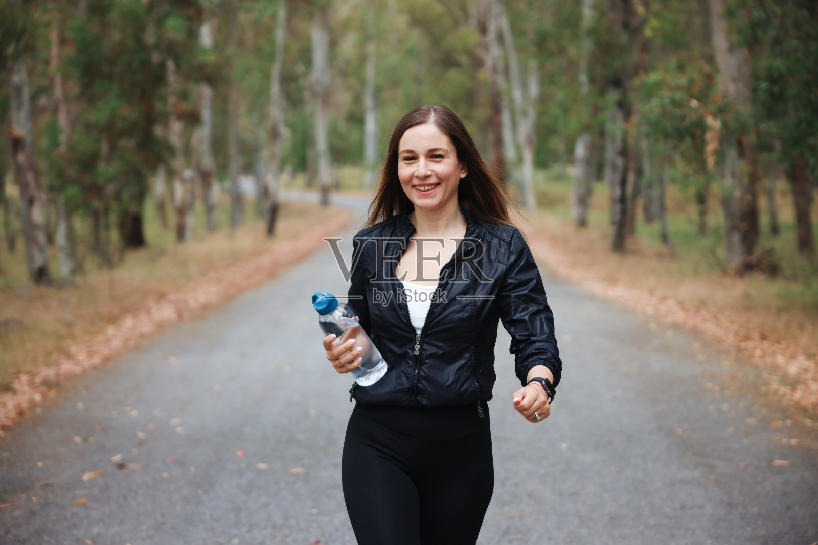 在城市环境中跑步的女人照片摄影图片