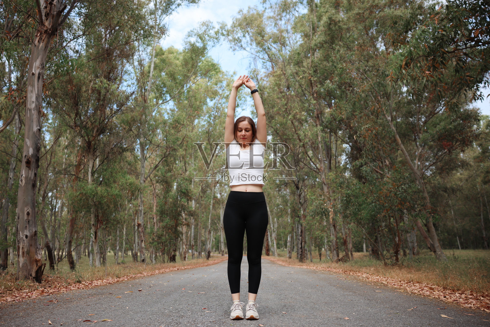 在城市环境中跑步的女人照片摄影图片