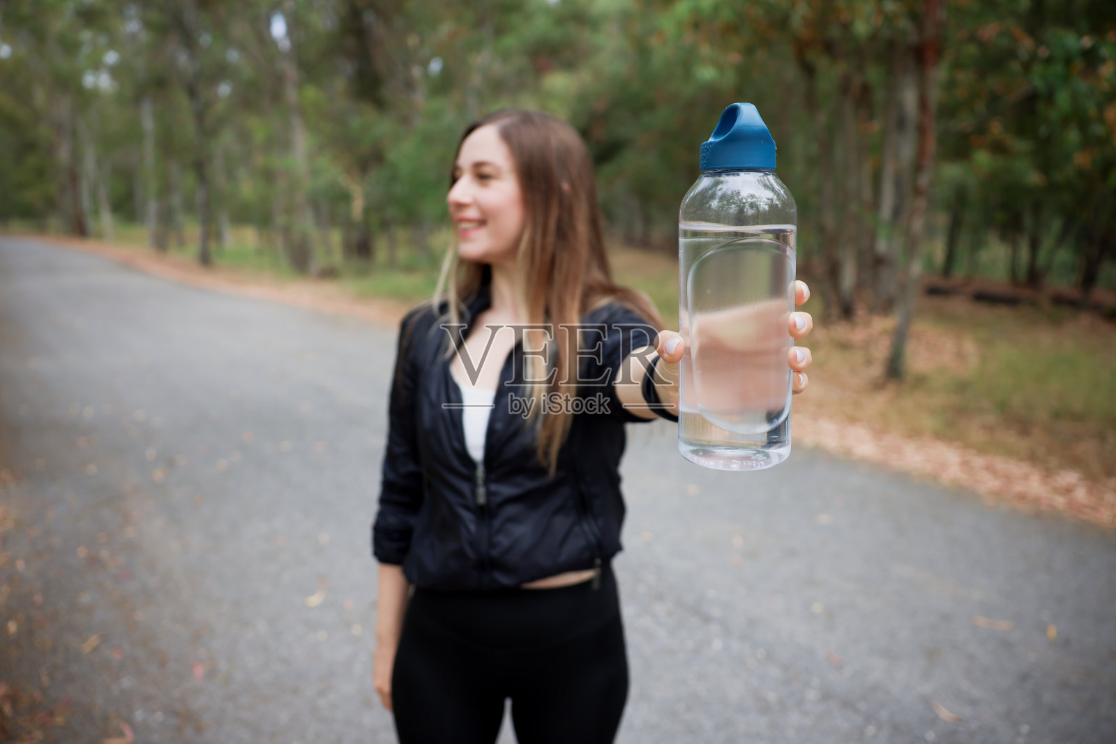 在城市环境中跑步的女人照片摄影图片