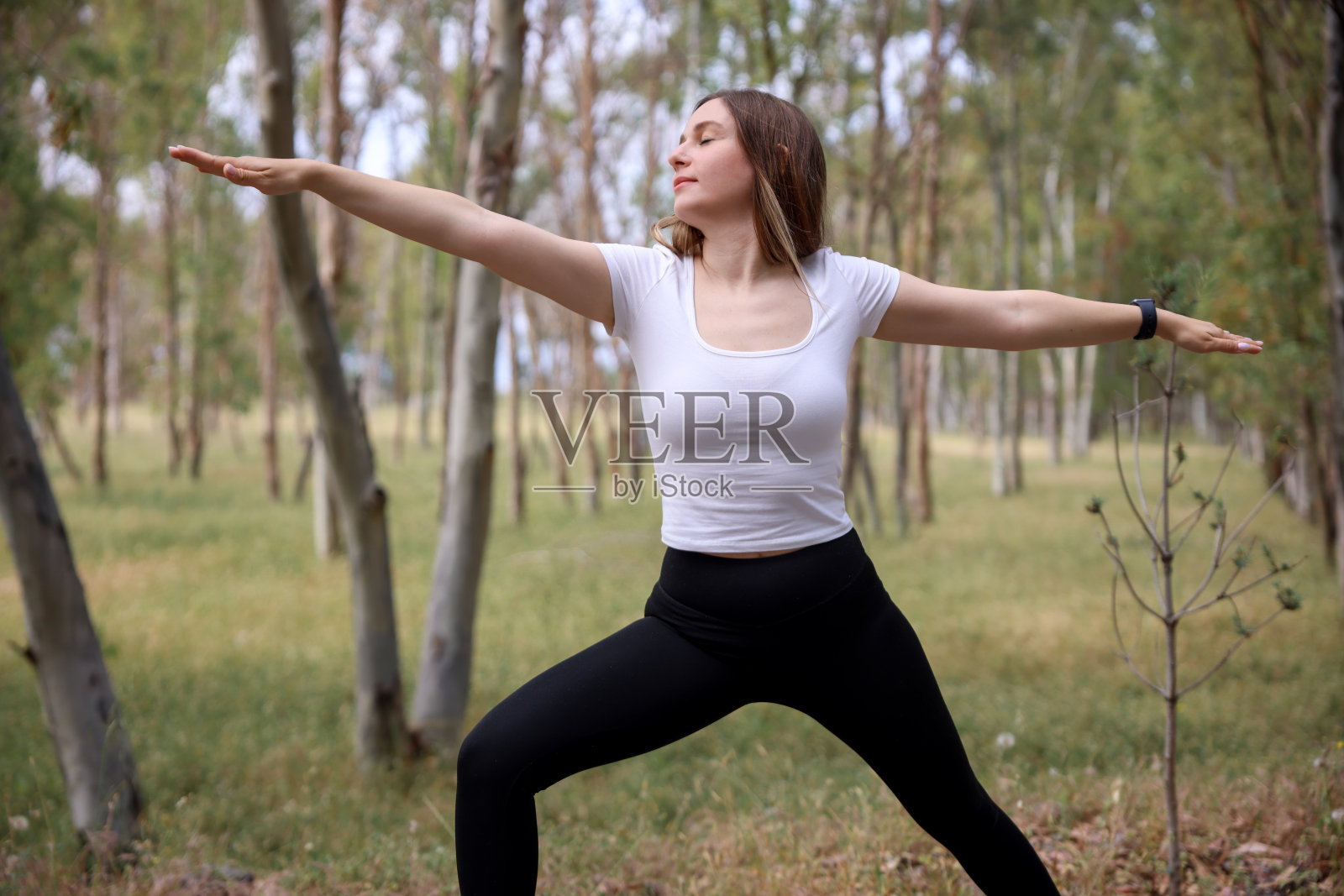 在城市环境中跑步的女人照片摄影图片