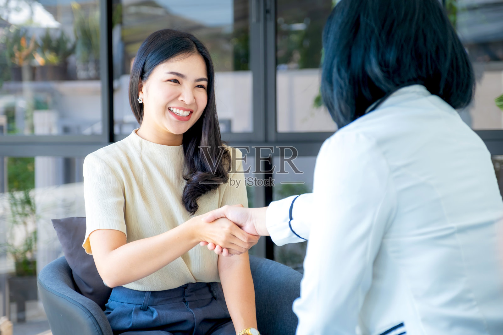 商务办公室的女职员在经理们在会议室面试求职者后握手照片摄影图片