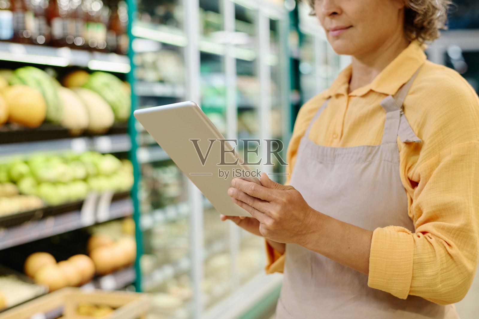 超市经理使用平板电脑照片摄影图片