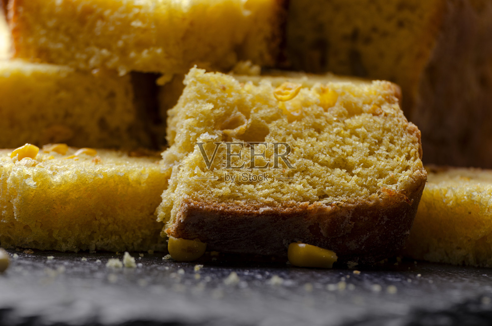 厨房桌子上的自制玉米面包片放大图像照片摄影图片