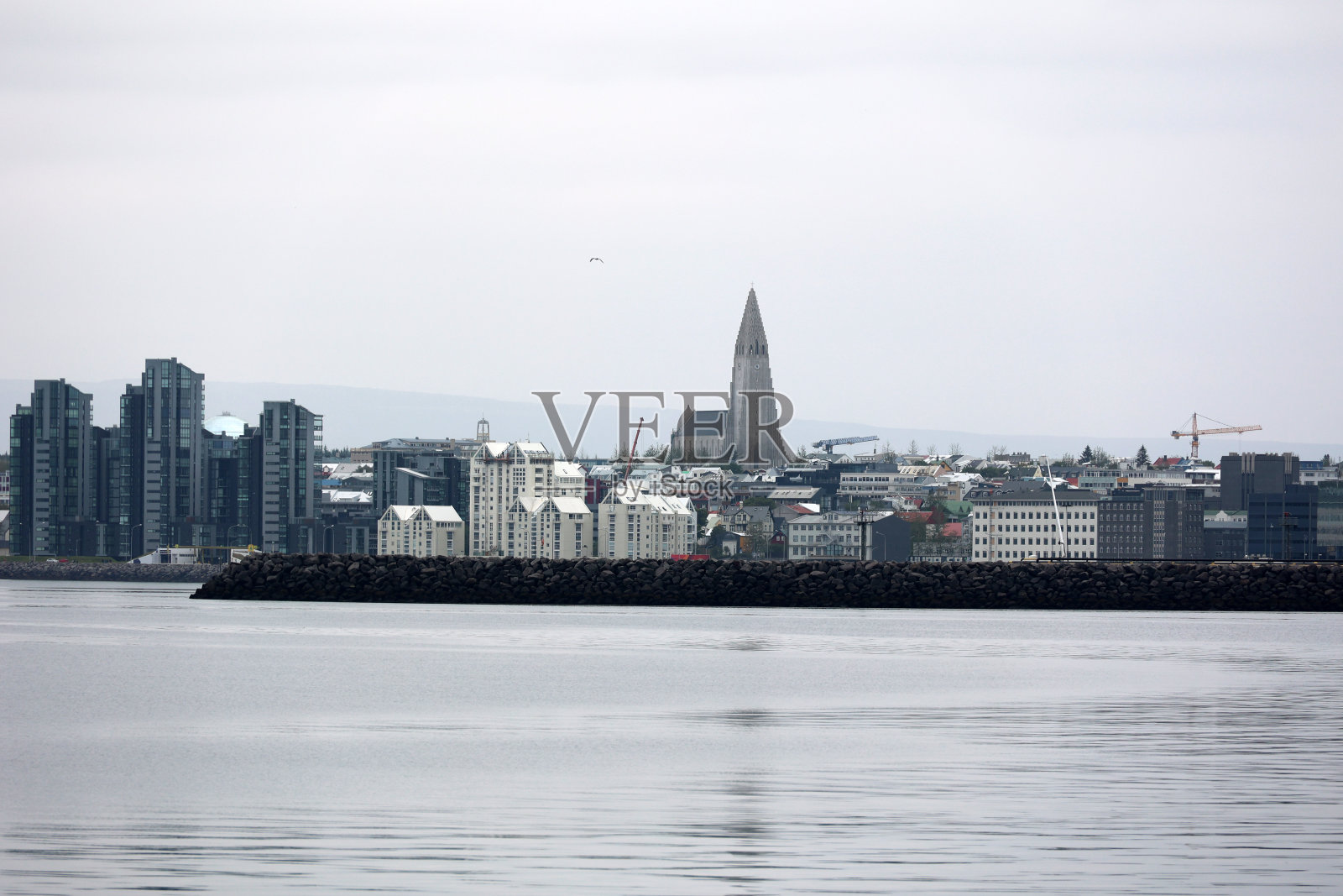 雷克雅未克天际线与Hallgrímskirkja教堂-冰岛照片摄影图片