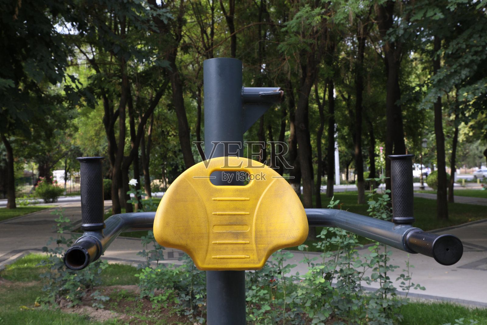 城市公园里的儿童游乐场。孩子们的游乐场。照片摄影图片