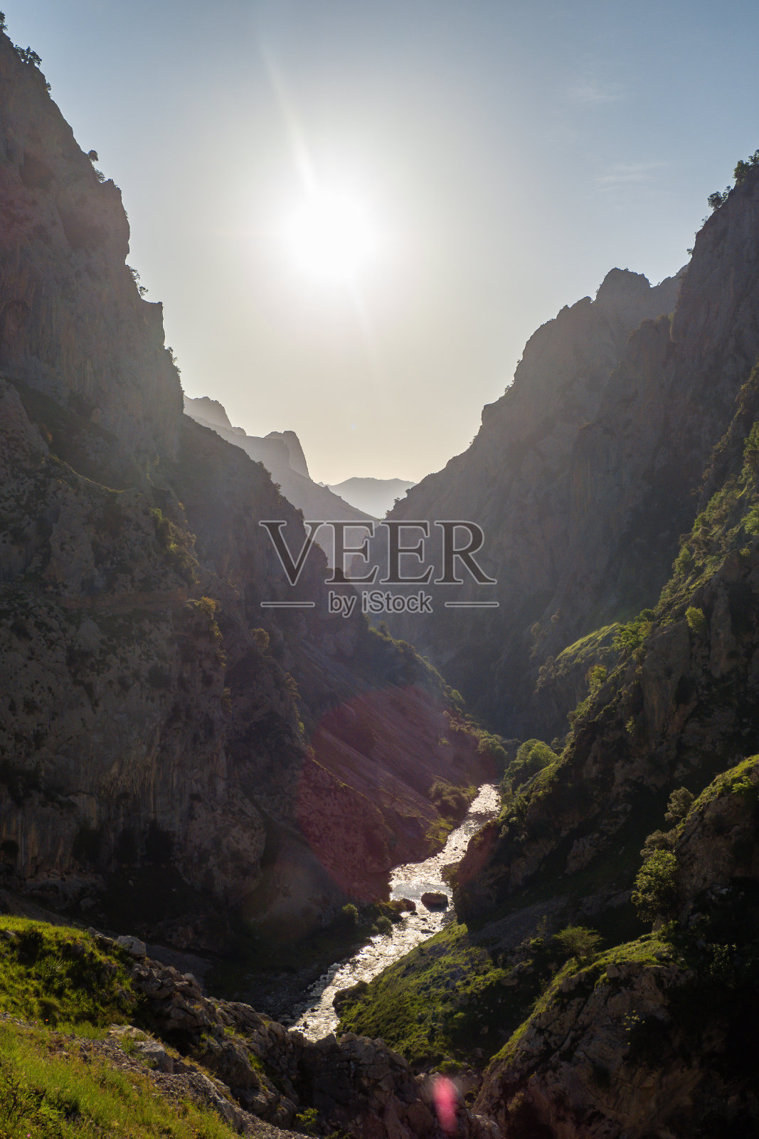 西班牙欧罗巴峰的徒步小径照片摄影图片