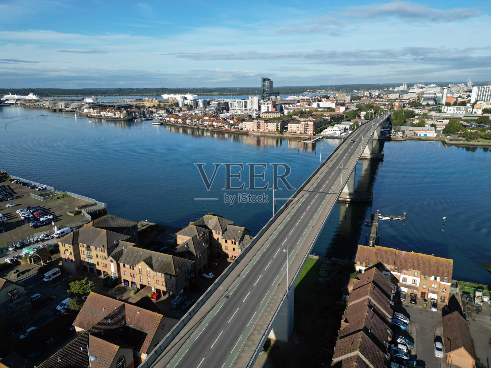 从南安普敦收费桥的侧面看照片摄影图片