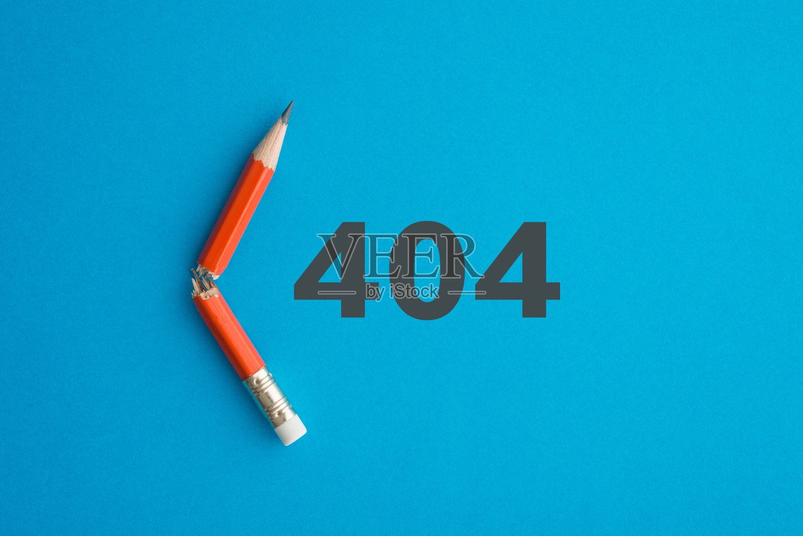 红色铅笔与404错误代码在蓝色背景。照片摄影图片