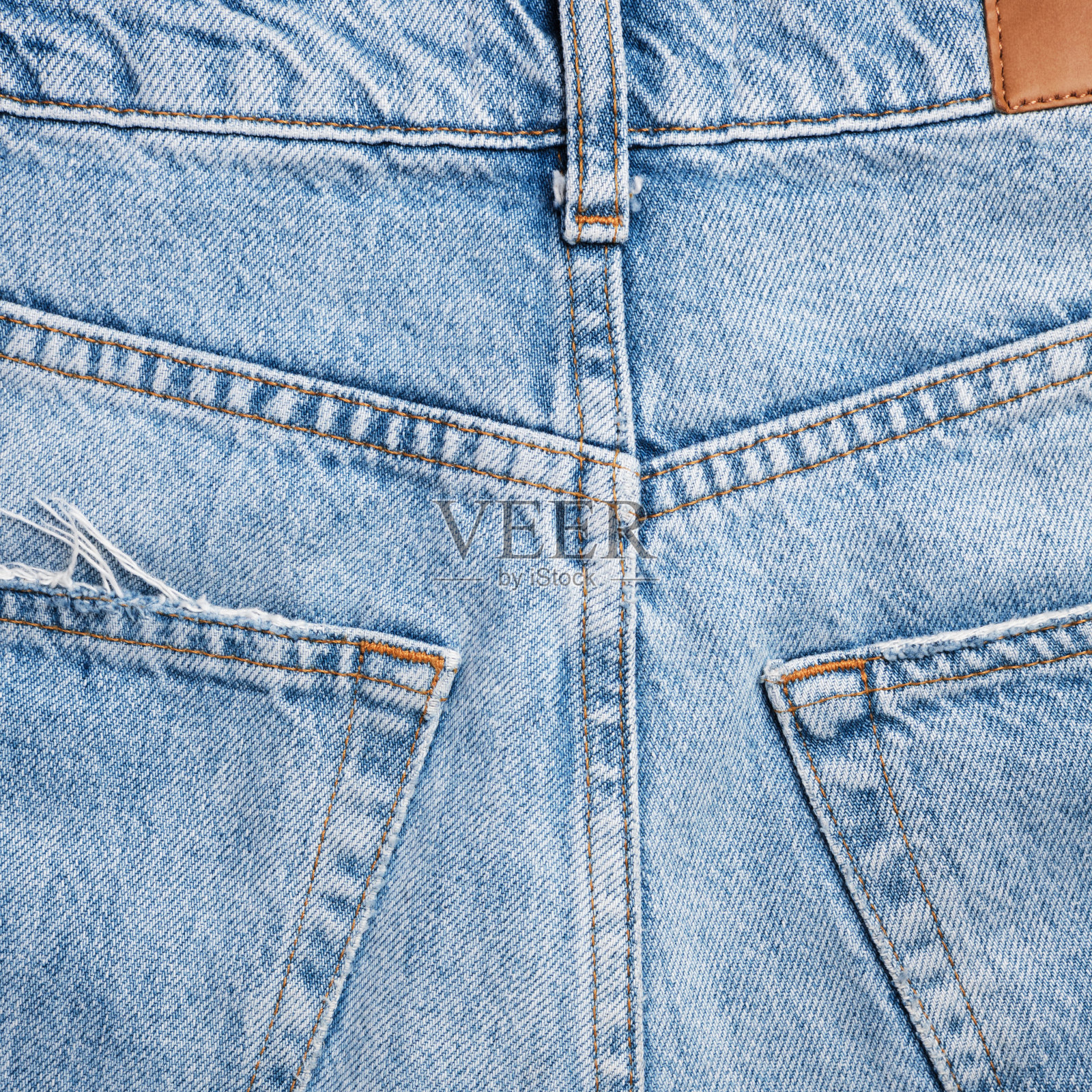 浅蓝色牛仔裤的背部特写。时髦的休闲装。照片摄影图片