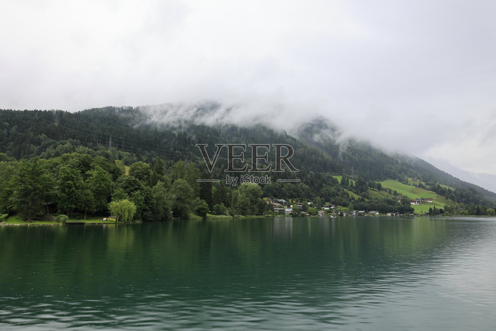 奥地利萨尔茨堡地区阴雨天气的泽勒湖景观照片摄影图片