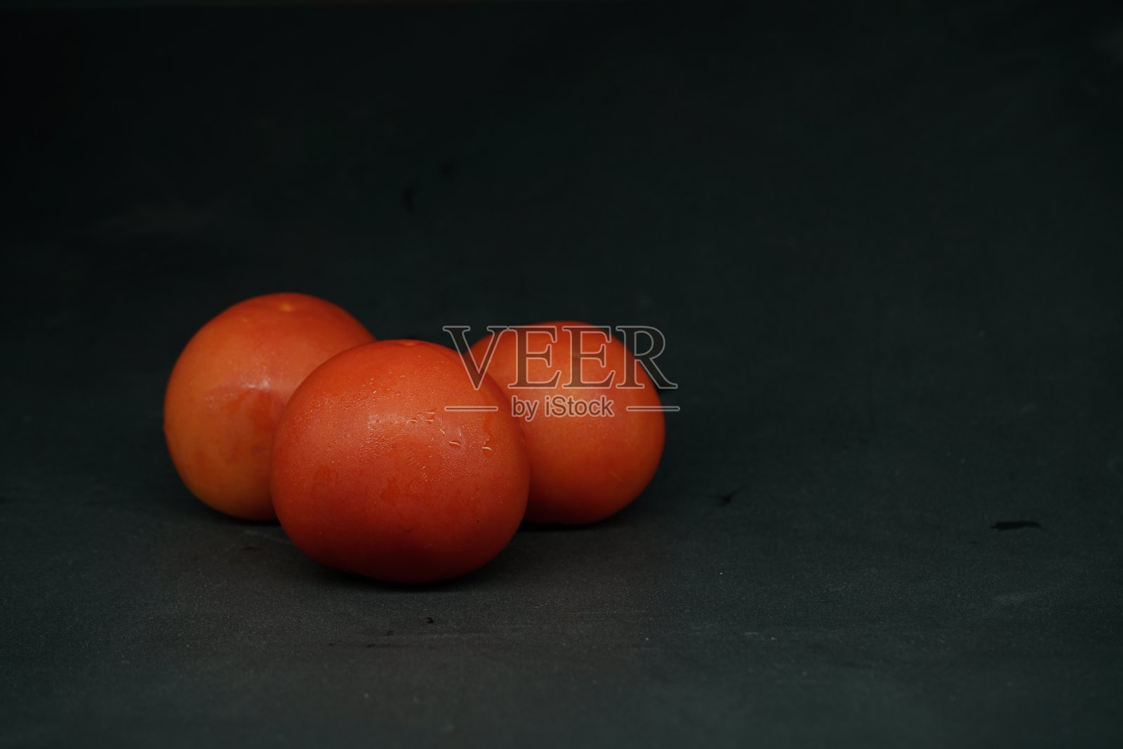 黑色背景上的番茄蔬菜照片摄影图片