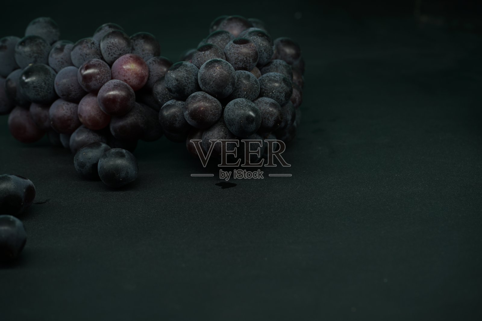 一串黑色背景的葡萄，黑色文字空间照片摄影图片