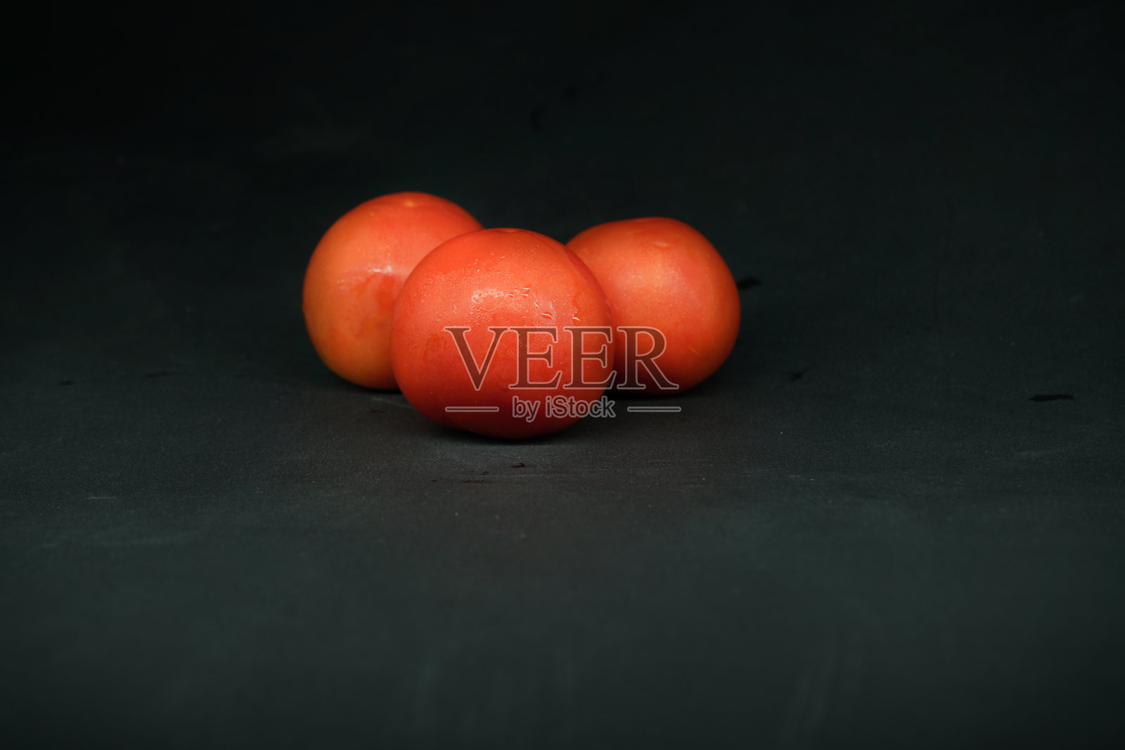 黑色背景上孤立的西红柿照片摄影图片