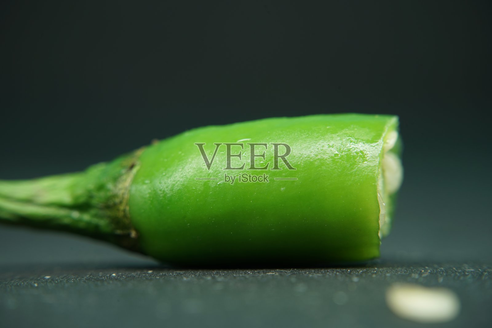 青椒。孤立在白色背景上，半切照片摄影图片