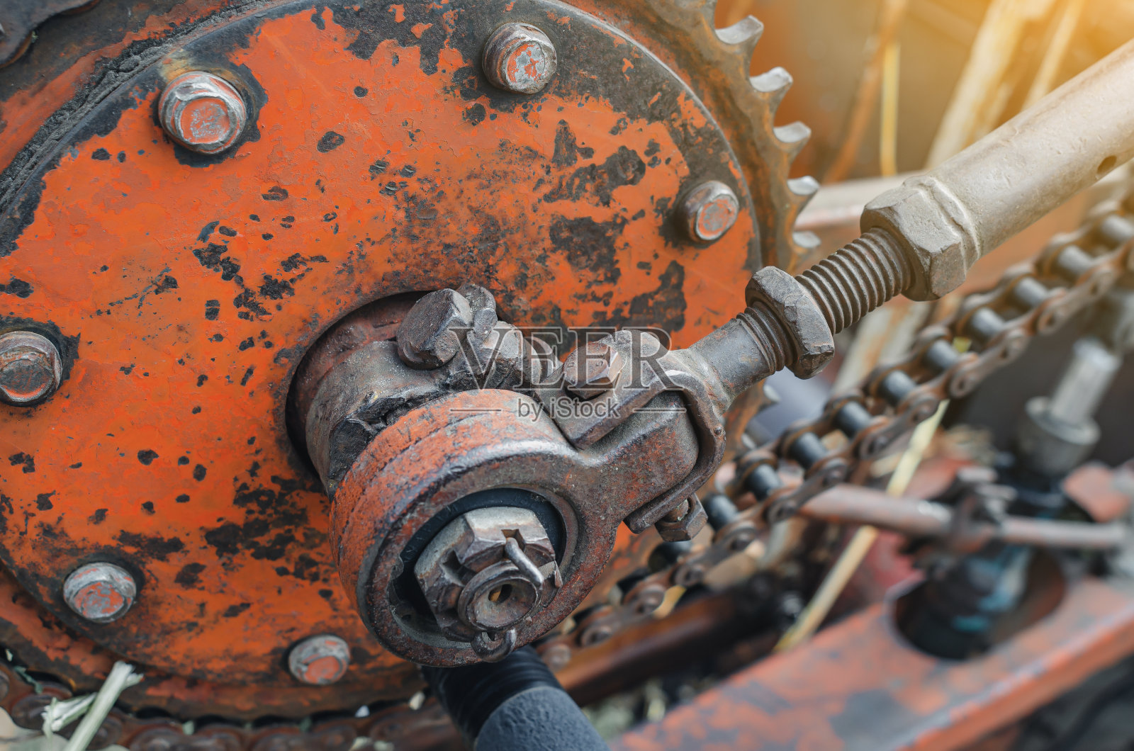 旧联合收割机大齿轮上的金属链条照片摄影图片