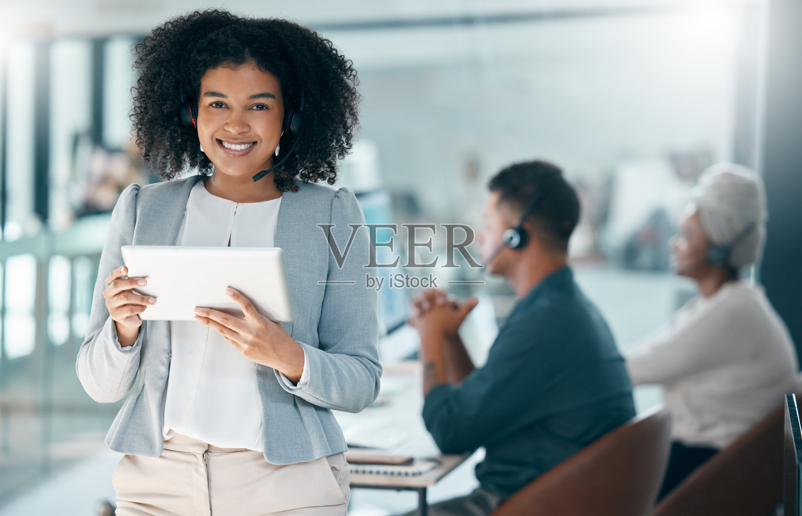 平板电脑、呼叫中心和客户服务，有一名女顾问为销售或电话营销做研究。联系我们，电子商务和零售与女性咨询使用耳机和在线搜索照片摄影图片