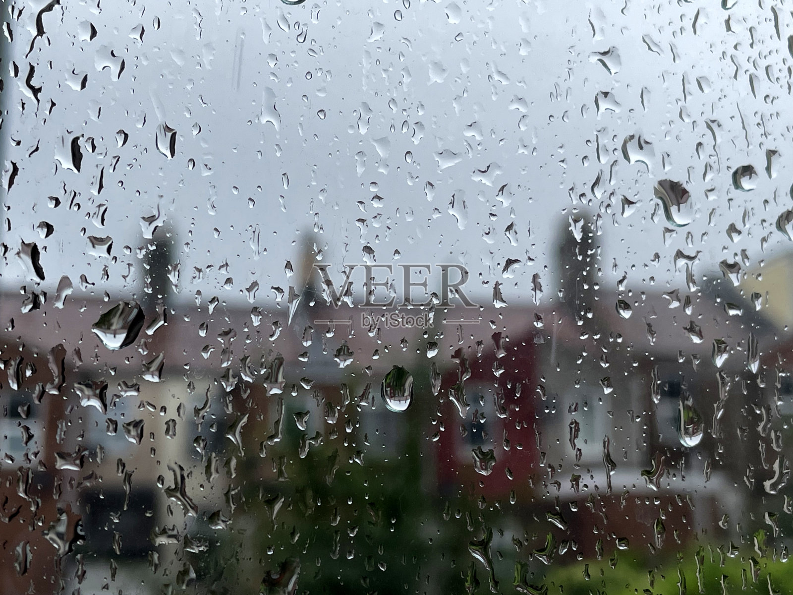 雨打在窗户上照片摄影图片