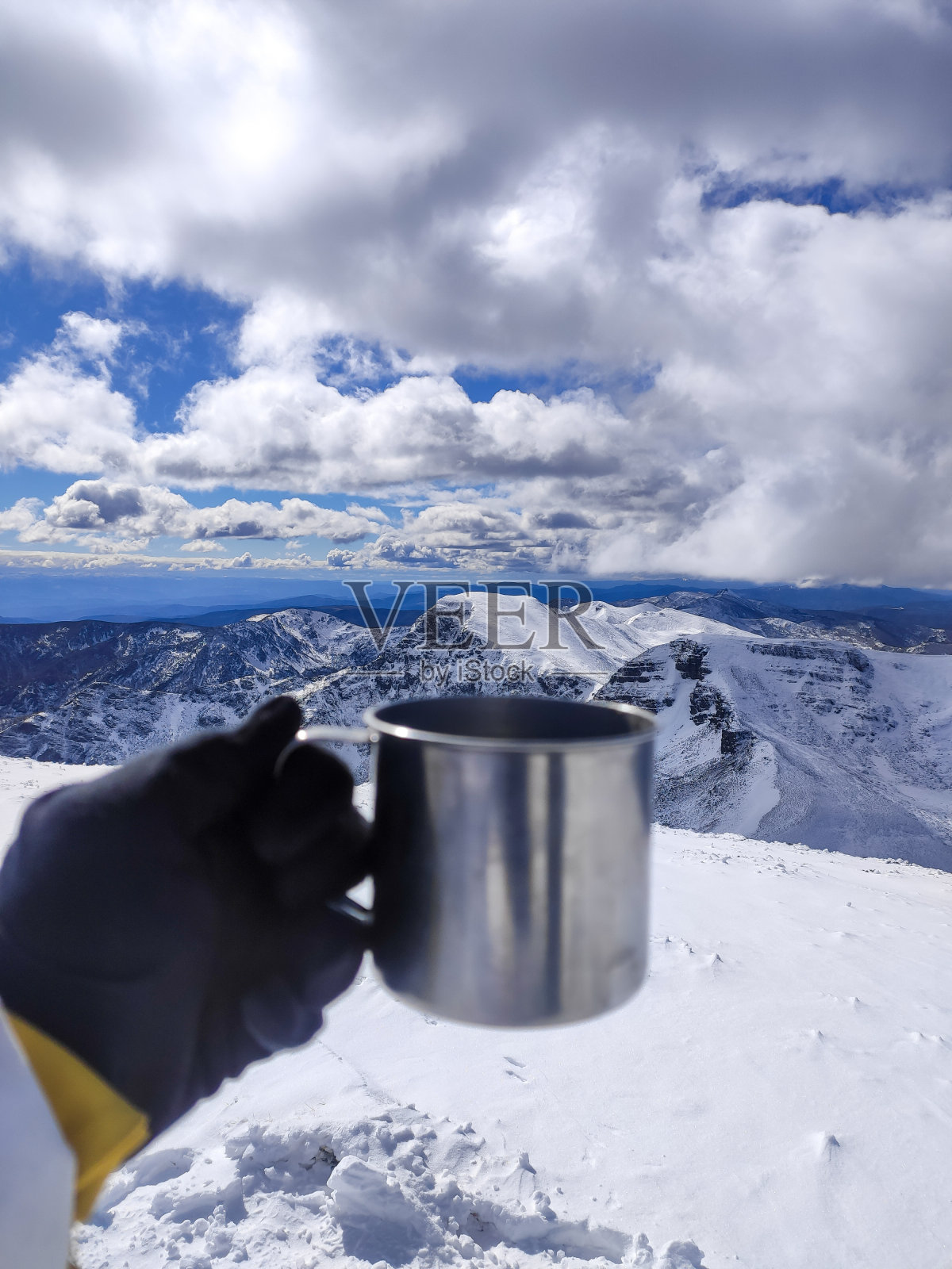 雪景与手捧一杯咖啡照片摄影图片