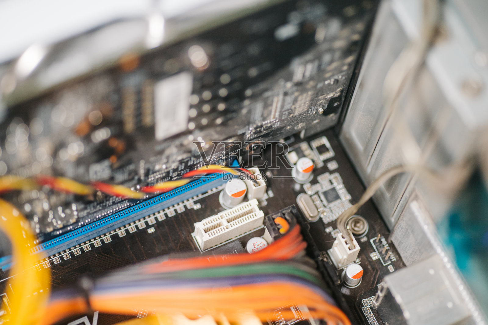 维护更新系统更新概念。电脑部件包括硬盘、ram、CPU、显卡、固态硬盘SSD、主板、工具。照片摄影图片