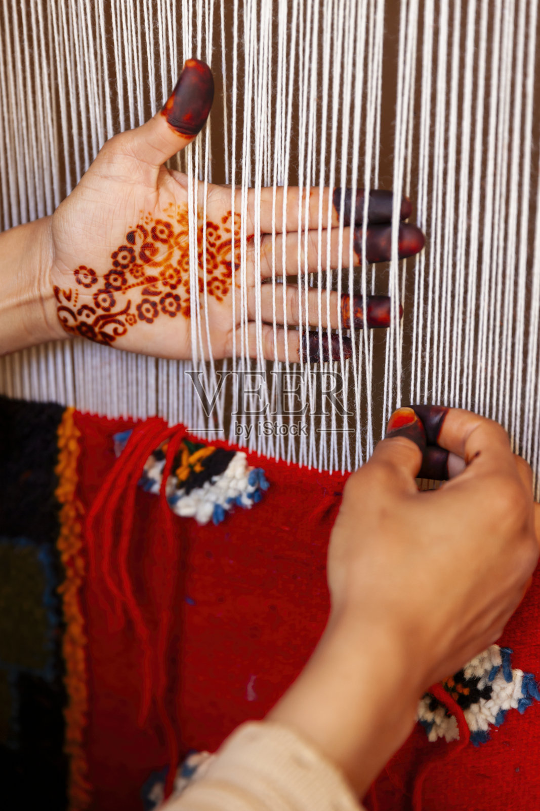 柏柏尔妇女编织纺织品，摩洛哥瓦尔扎扎特照片摄影图片