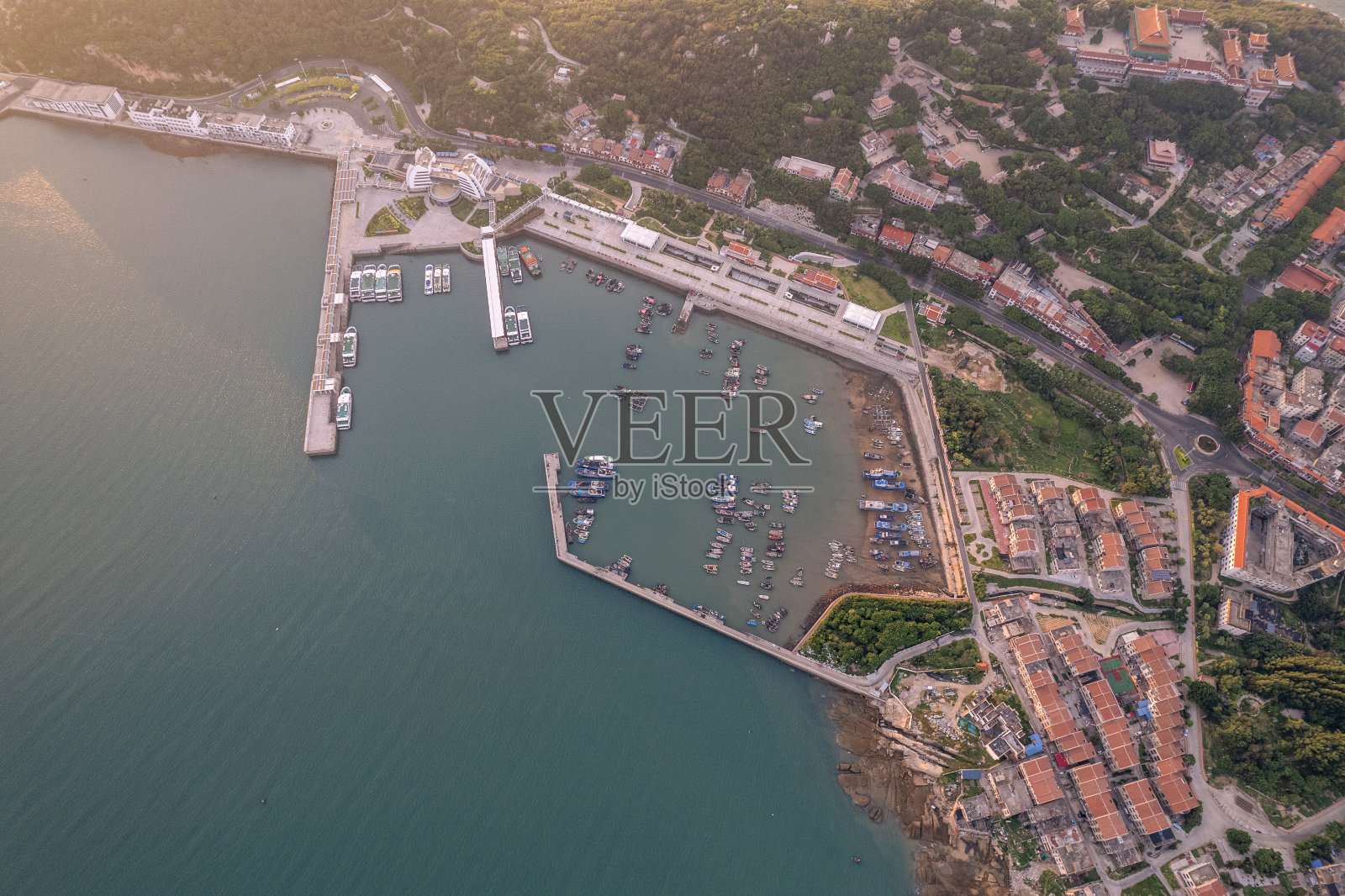 客船停靠的运营码头鸟瞰图照片摄影图片