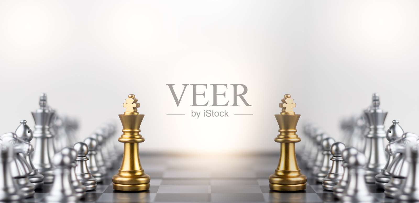 领导，经营战略和规划理念，金棋王的身影在棋盘上和周围的一些落银棋子对抗对手或敌人。冲突，战术，政治。照片摄影图片