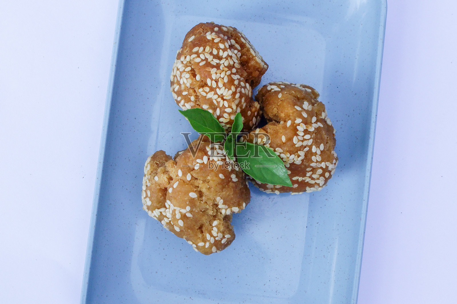 Gelek Cake或Laughing Onde-onde是一种印度尼西亚加工的干粮，形状像一个笑着的人裂开，味道鲜美可口，适合在放松的时候吃零食照片摄影图片