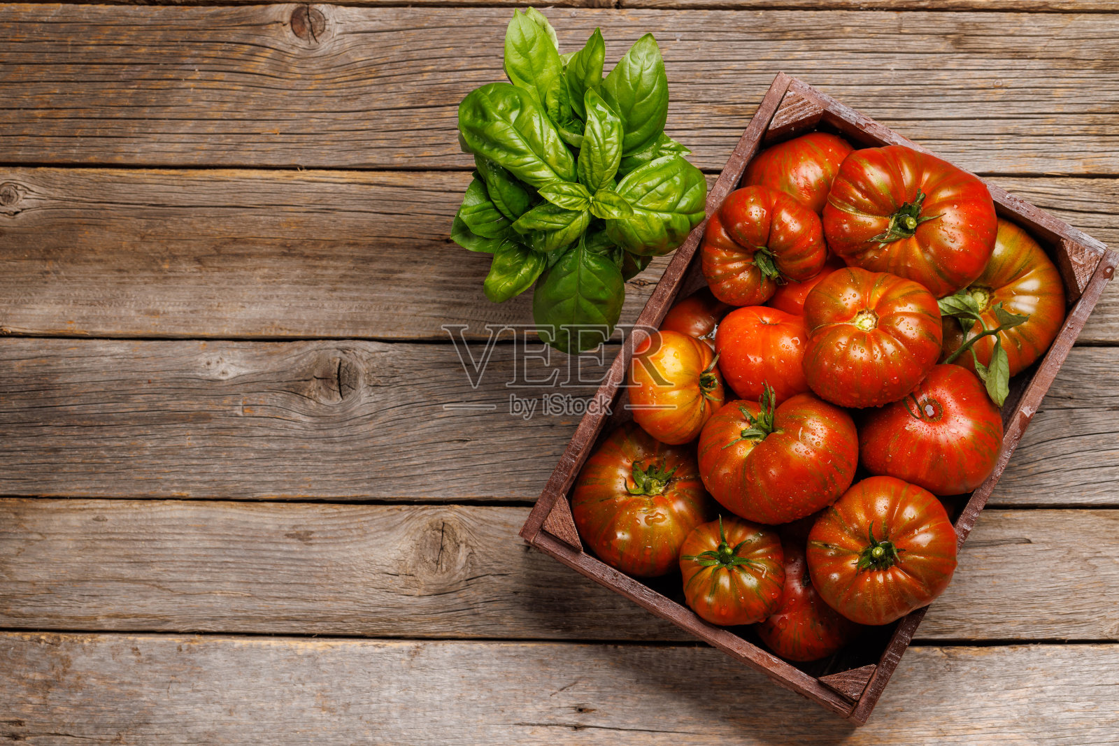 各式各样的西红柿放在质朴的板条箱里照片摄影图片