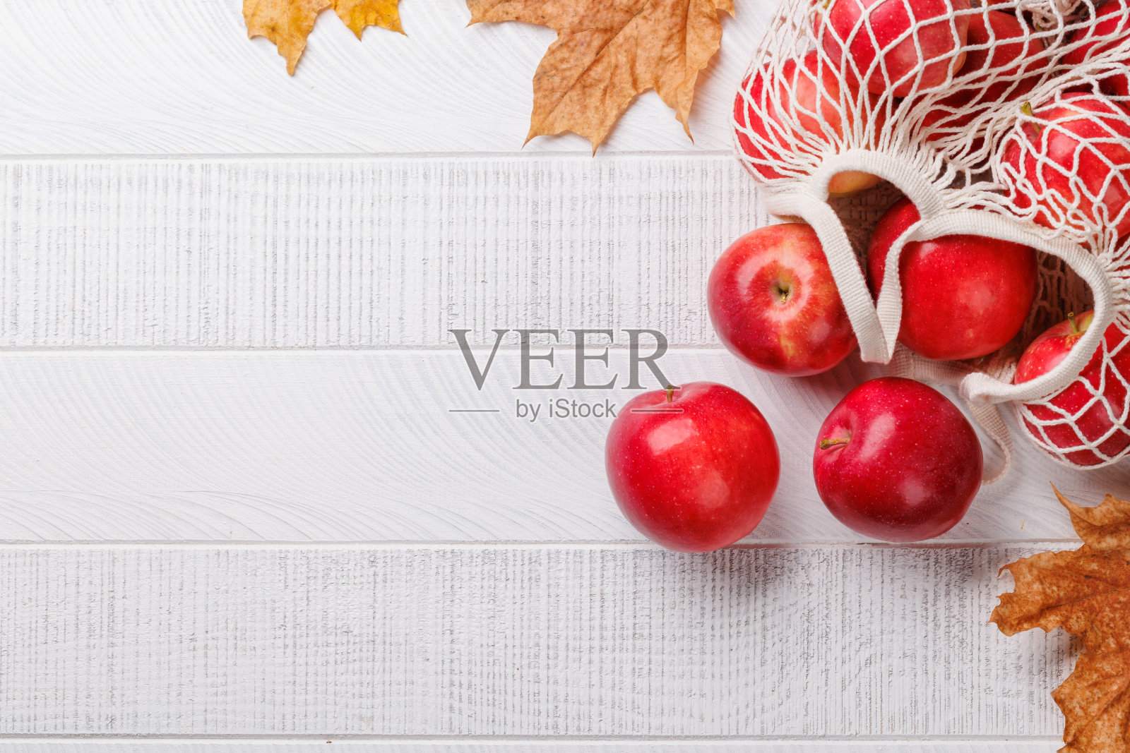 装有新鲜红苹果的网袋照片摄影图片