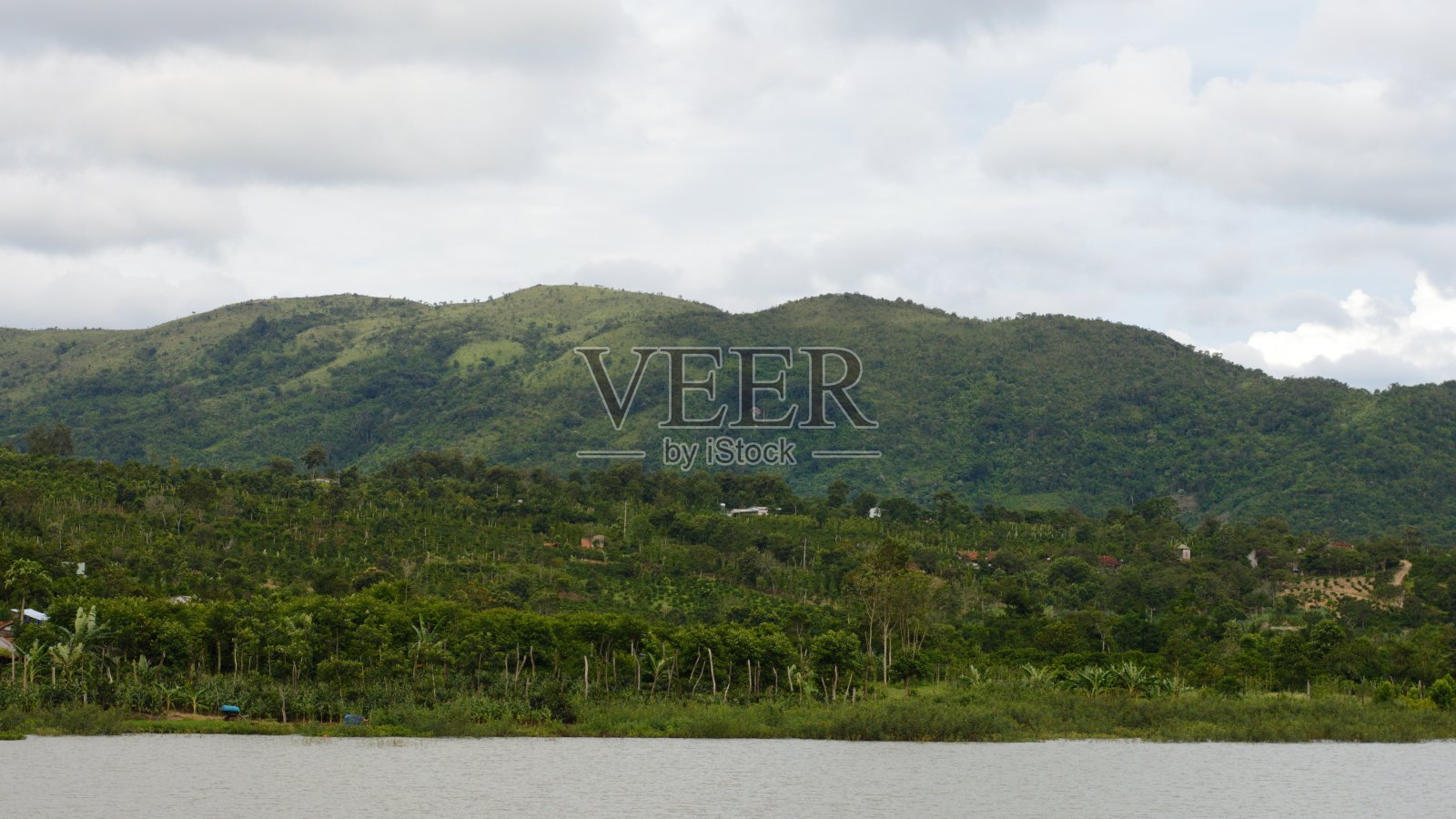 湖和山和多云的天空照片摄影图片