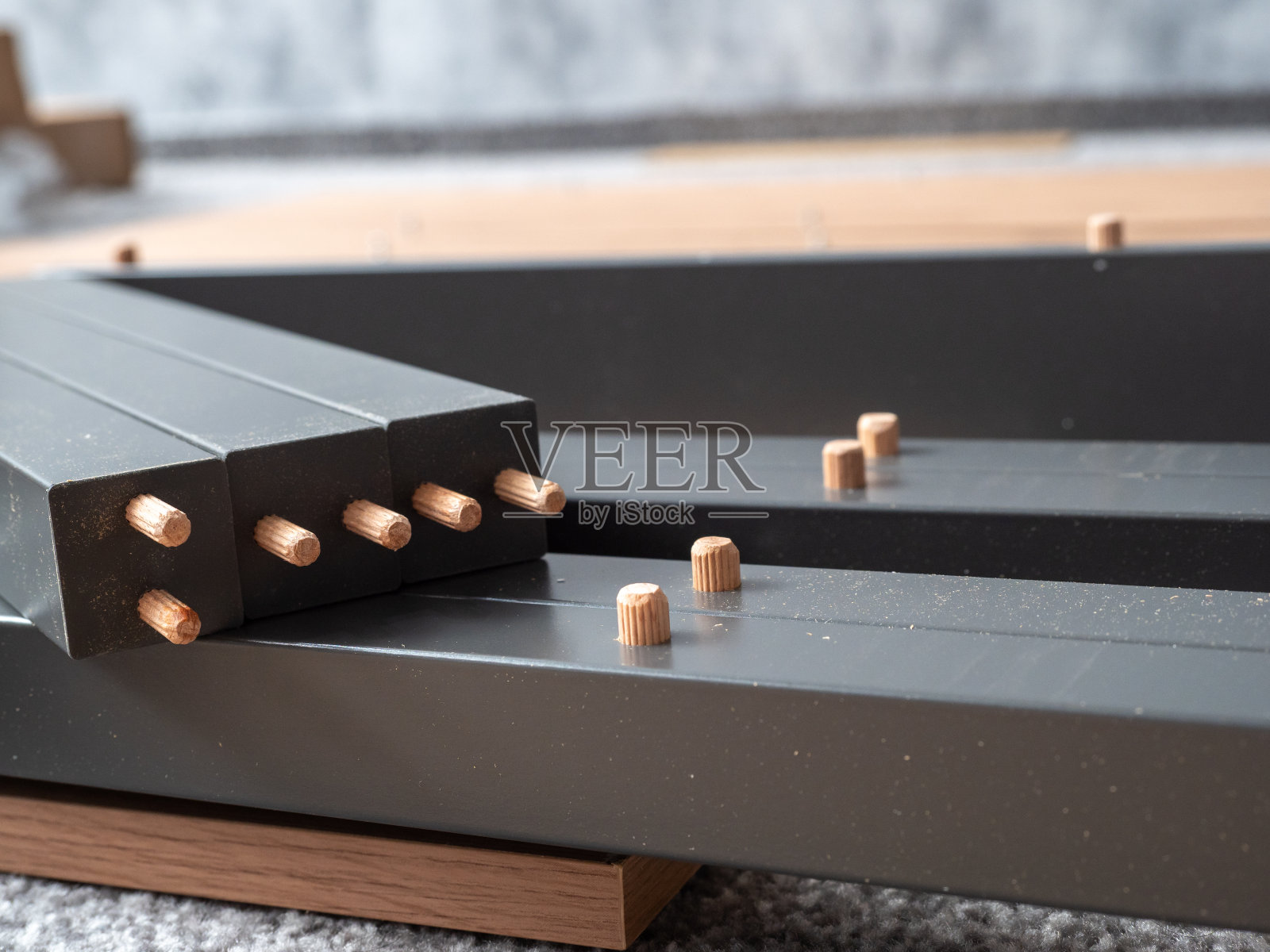 组装新家具。照片摄影图片