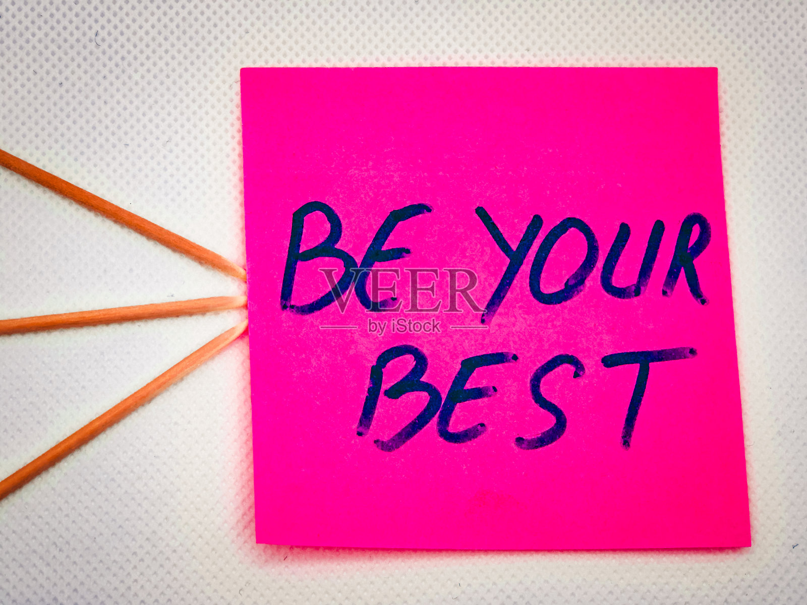 彩色的帖子，信息被隔离在白色上照片摄影图片