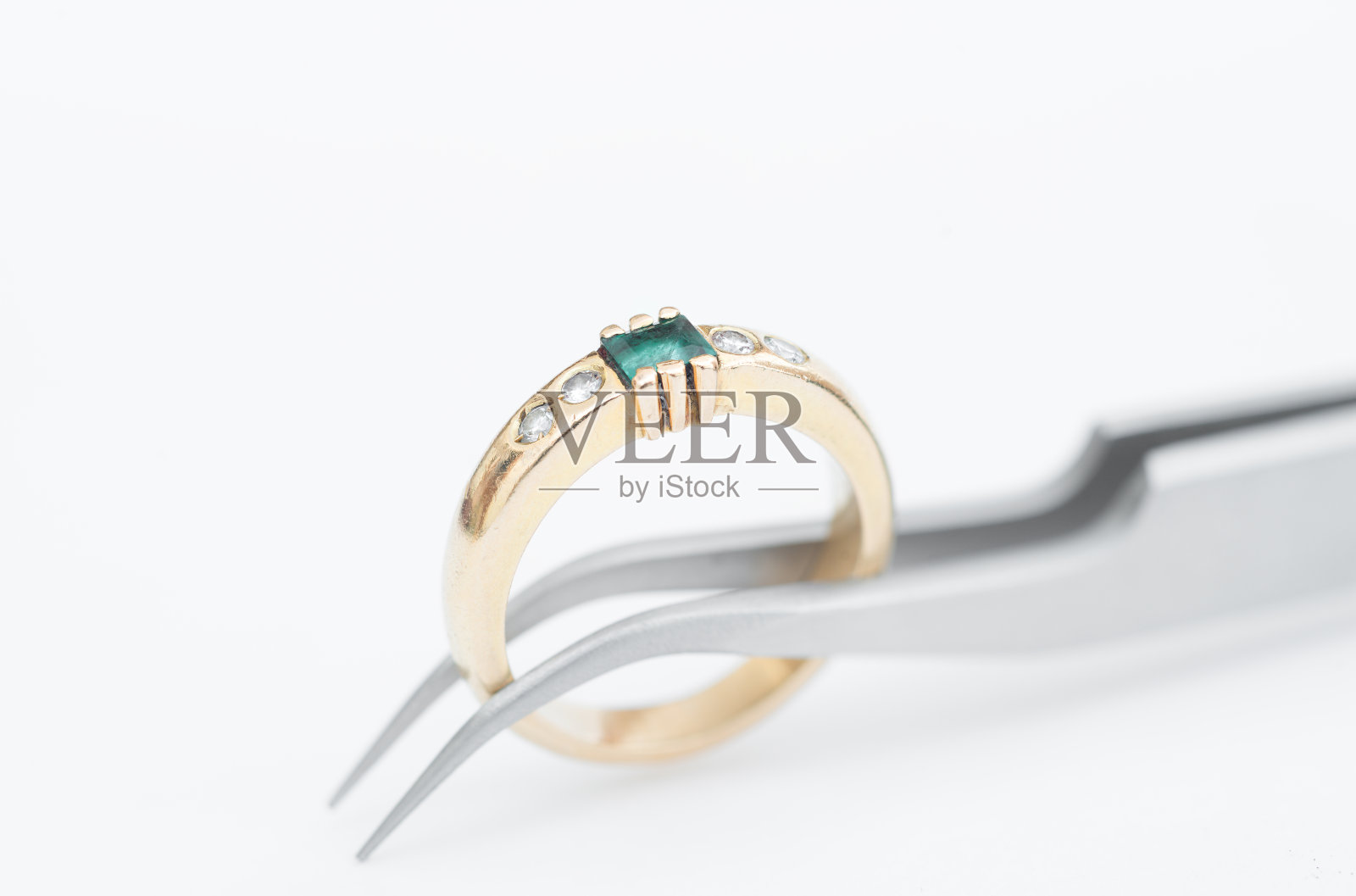 一个闪闪发光的展示:熟练手工制作的珠宝和配件照片摄影图片