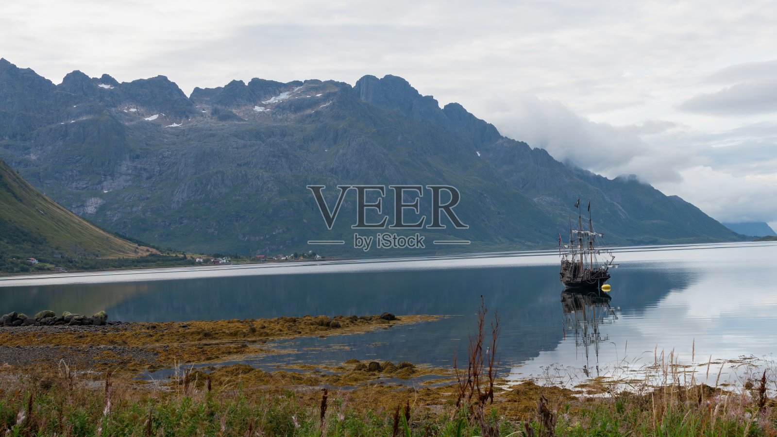 挪威罗弗敦群岛的渔船照片摄影图片